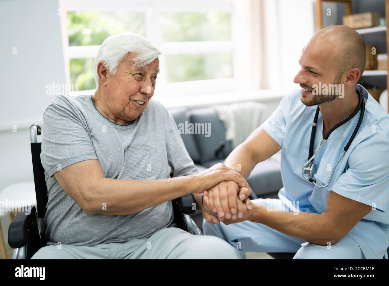 Gesundheitswesen Patient Hand Mit Krankenschwester Halten Stockfoto