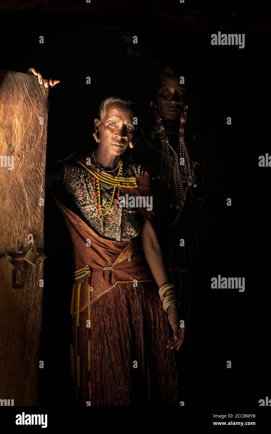 Reife afrikanische Frauen in ihrem Boma, verloren in der Reflexion Stockfoto