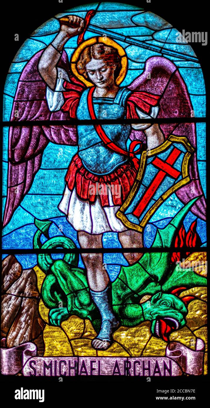 Farbige Glasmalerei des heiligen Erzengels Michael Stockfoto