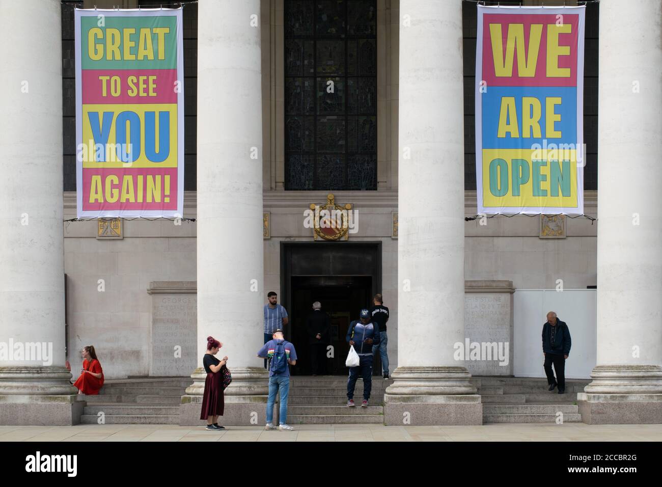 Manchester Central Library Fassade UK mit Schildern, die anzeigen, dass sie nach dem Coronavirus-Lockdown wieder geöffnet sind. Stockfoto