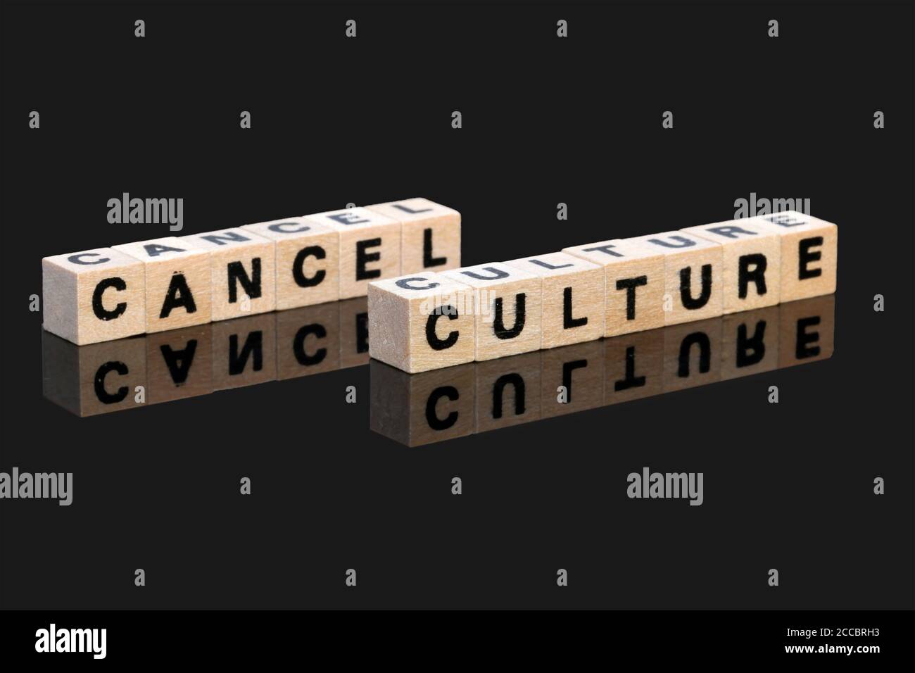 Symbolisches Bild für die Debatte um die sogenannte "Kultur der Abbruchskultur". Buchstabenwürfel zeigen die Worte Cancel Culture auf schwarzem Hintergrund Stockfoto