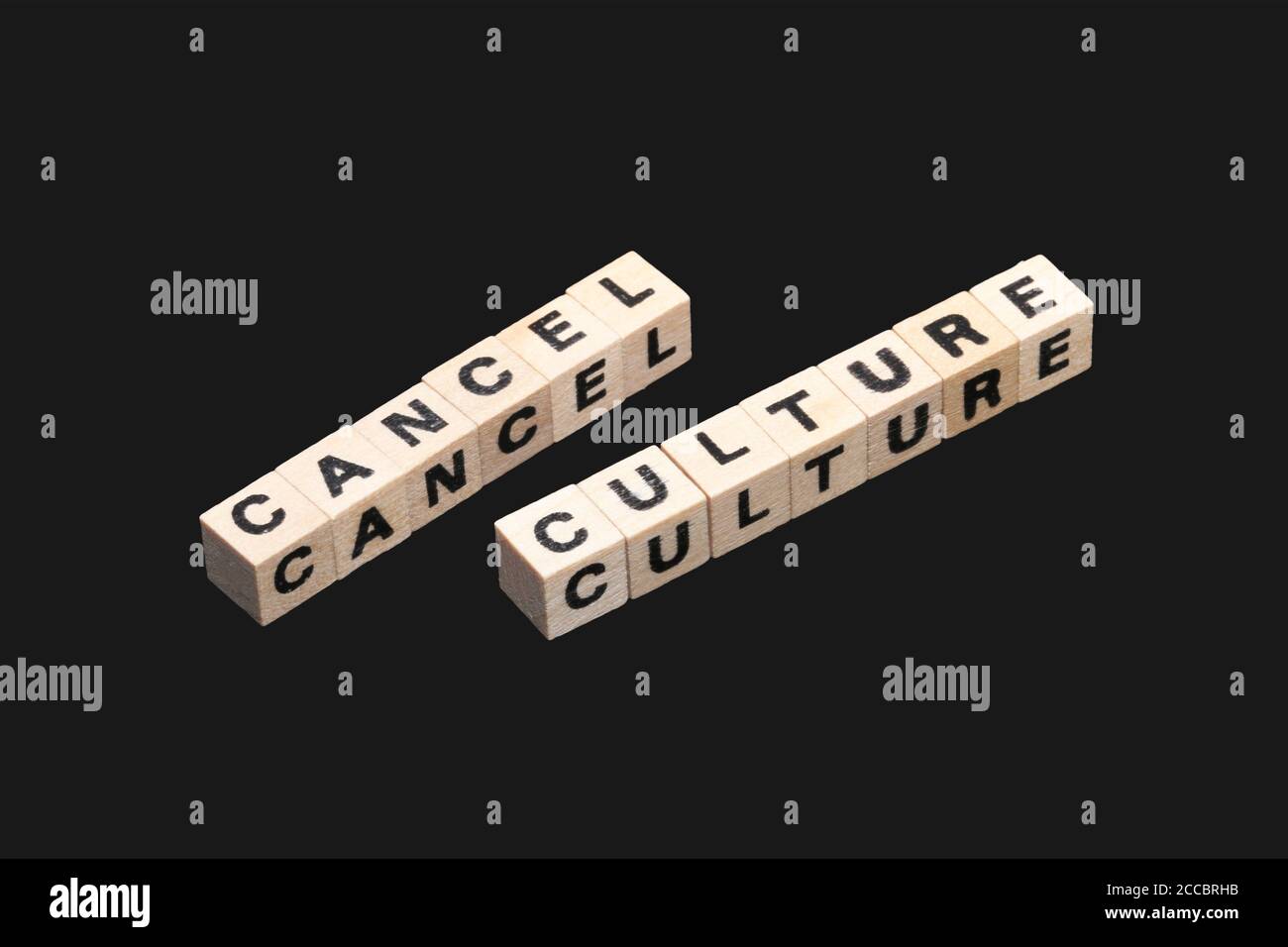 Symbolisches Bild für die Debatte um die sogenannte "Kultur der Abbruchskultur". Buchstabenwürfel zeigen die Worte Cancel Culture auf schwarzem Hintergrund Stockfoto