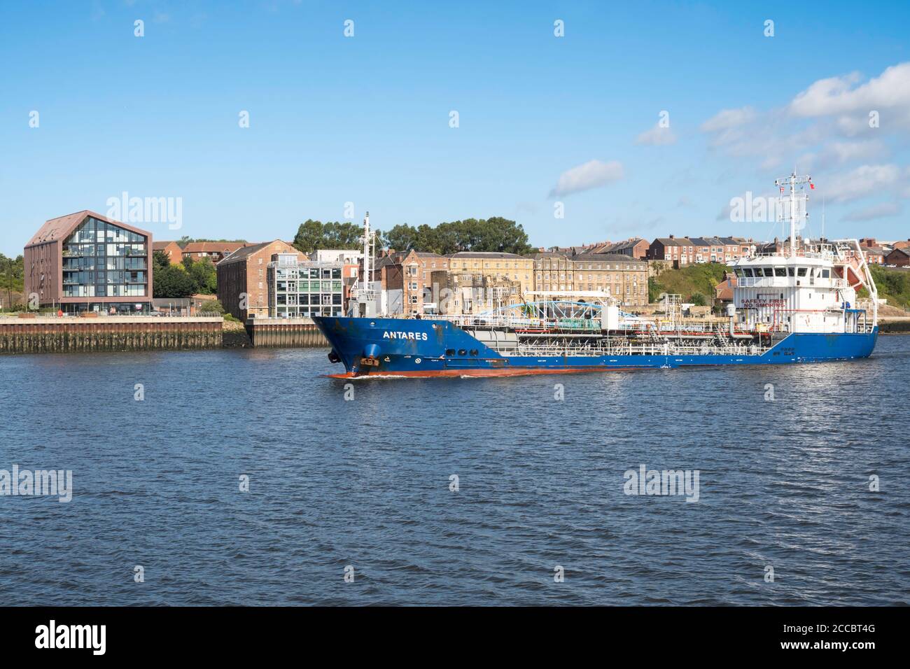 Der deutsche registrierte Chemietanker Antares, der North Shields auf dem Fluss Tyne, Nordostengland, Großbritannien, passiert Stockfoto