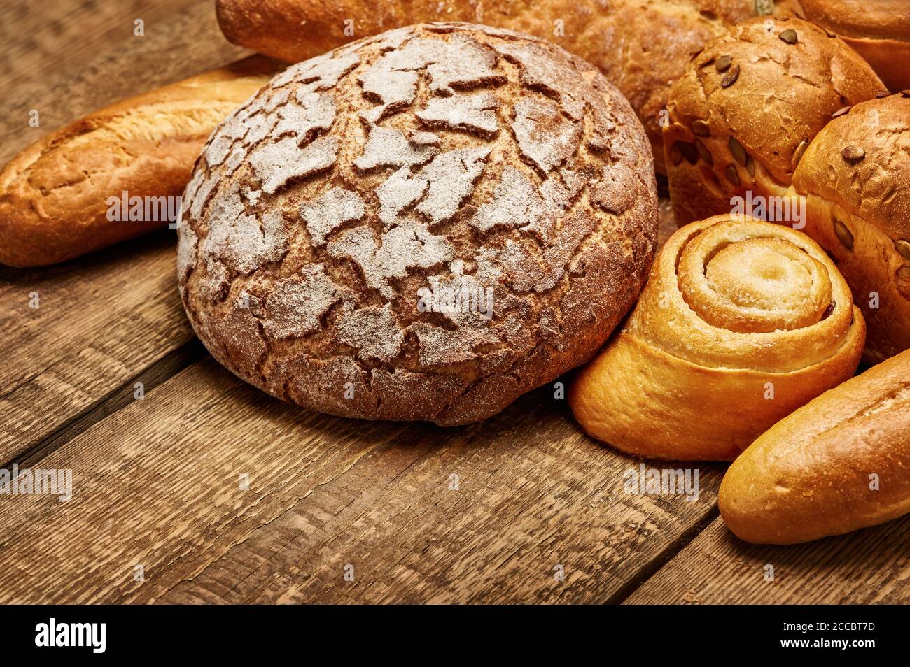 Brotauswahl auf einem rustikalen Holztisch. Verschiedene Brote. Studioaufnahme. Stillleben. Stockfoto