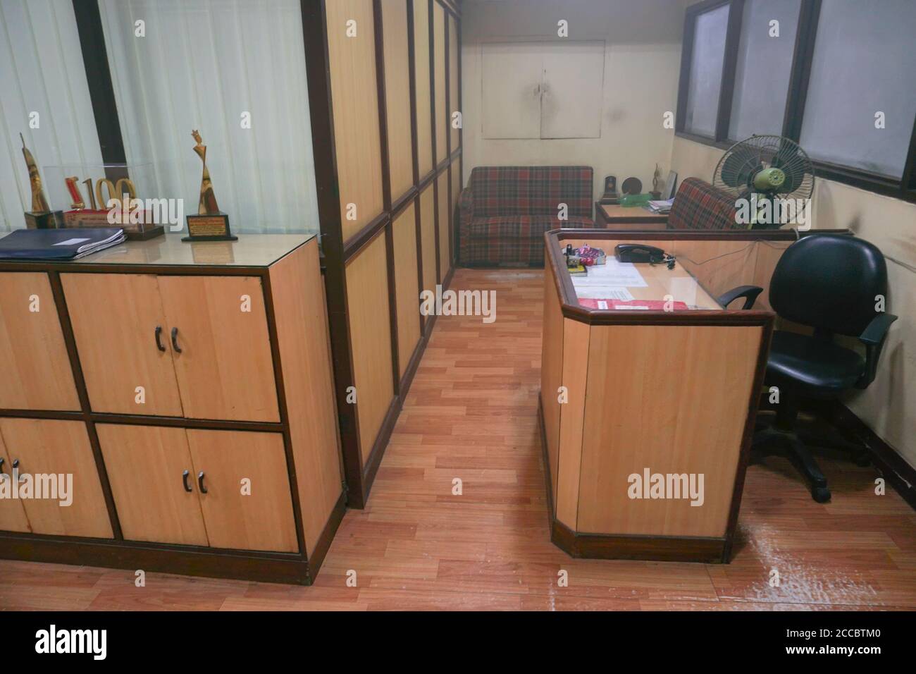 Kolkata, Westbengalen, Indien - 21. Juni 2020 : ein Büroraum nach der Verwendung von Desinfektionsspray füllte Sanitisierungsrauch die Luft. Desinfizierter Raum. Stockfoto