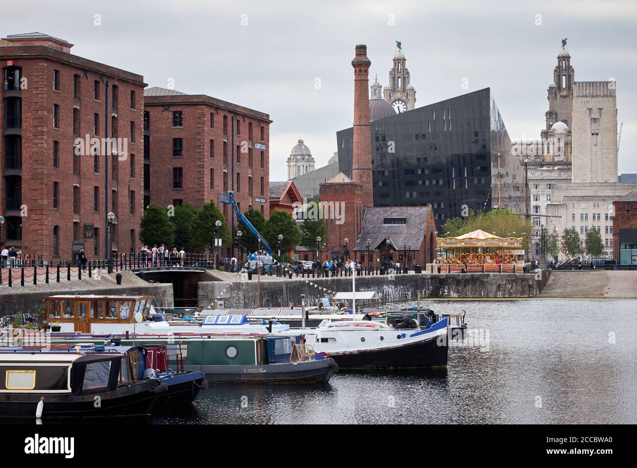 Kanalbecken in Liverpool mit berühmten Gebäuden Stockfoto