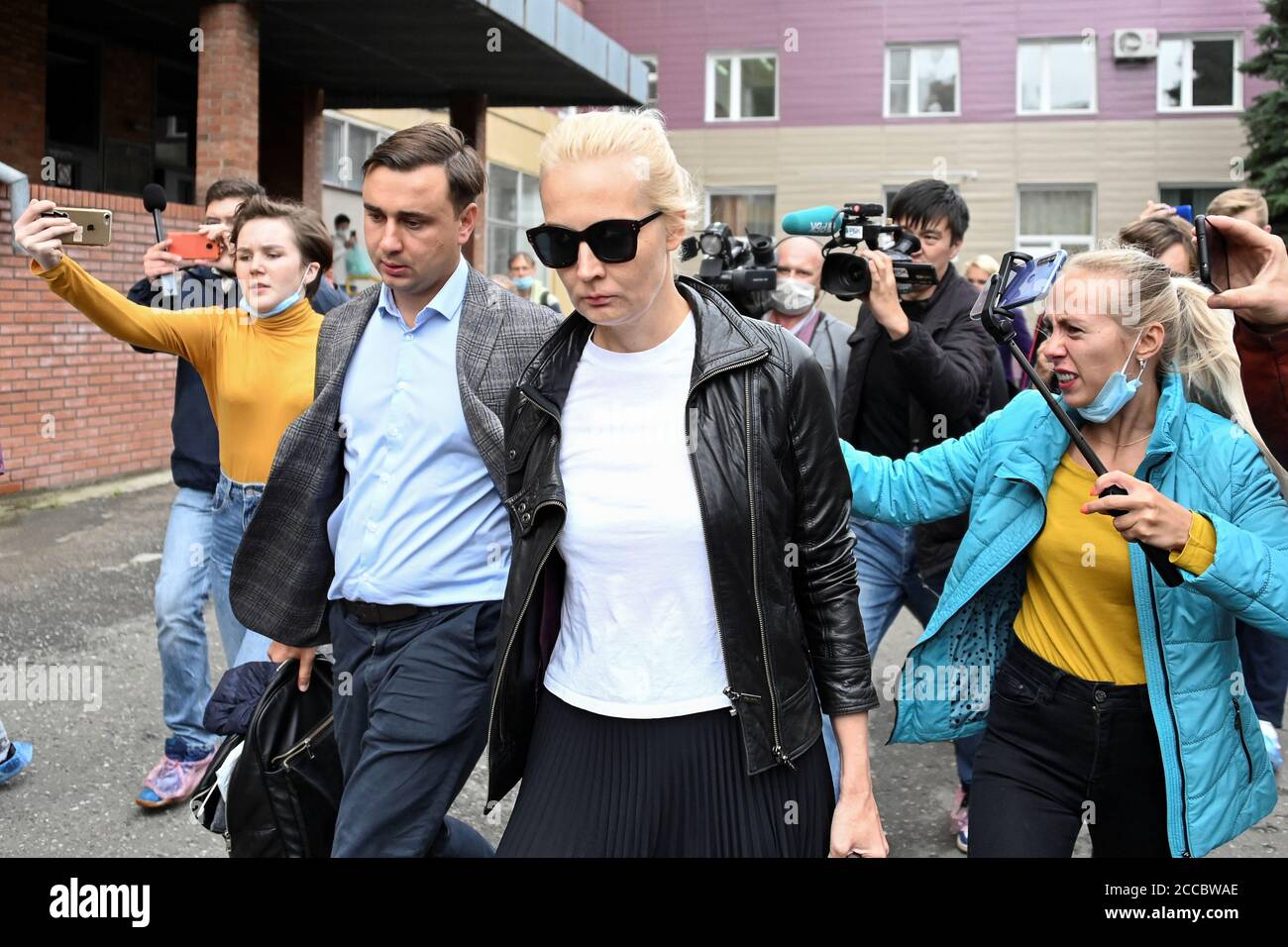 Julia Nawalnaja Ehefrau Des Russischen Oppositionsfuhrers Alexej Nawalny Geht Vor Ein Krankenhaus Wo Alexej In Omsk