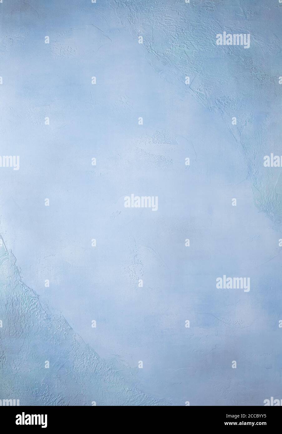 Vertikaler Hintergrund aus ungleichmäßig strukturiertem Gips handbemalt in Mischung aus blau, türkis, grün, weiß und grau. Die Hauptfarben sind blau und türkis. Stockfoto