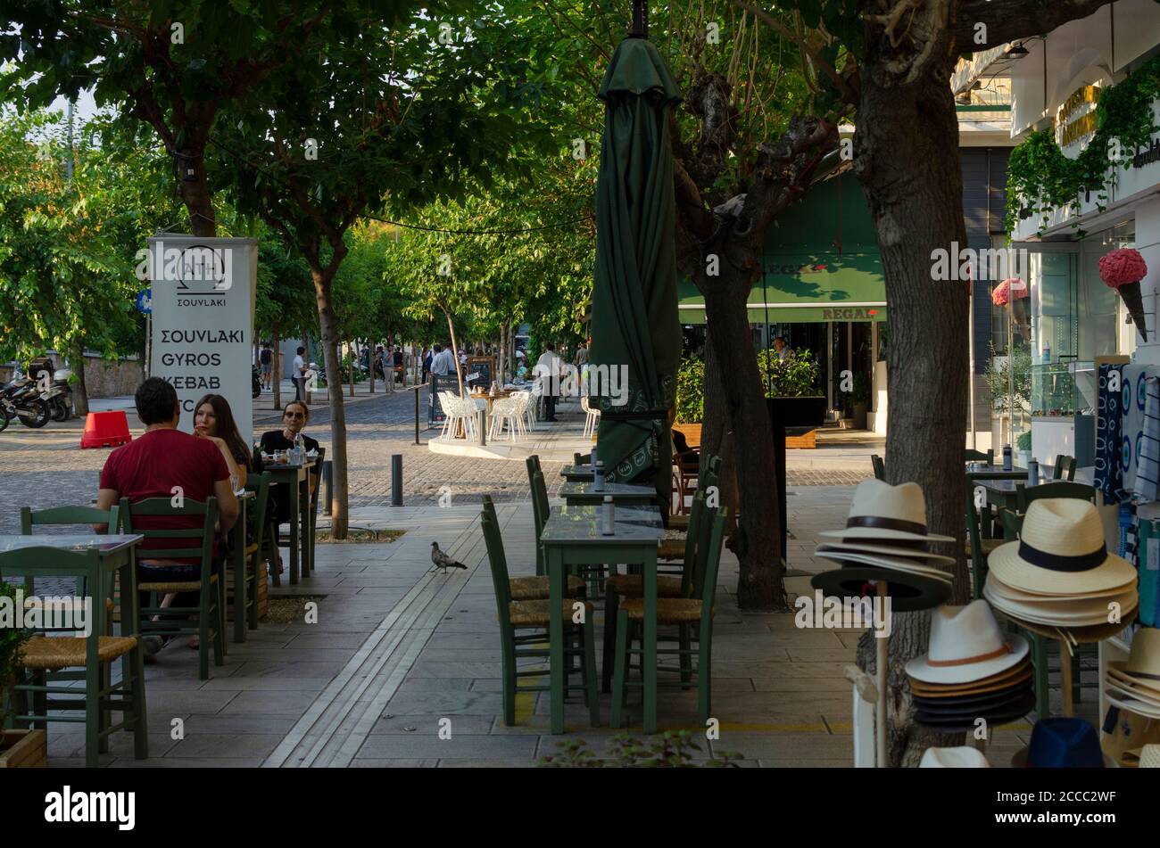 Menschen in Restaurants im Akropoli-Viertel der Innenstadt von Athen Griechenland - Foto: Geopix/Alamy Stock Photo Stockfoto