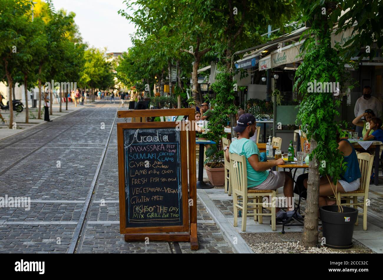 Menschen in Restaurants im Akropoli-Viertel der Innenstadt von Athen Griechenland - Foto: Geopix/Alamy Stock Photo Stockfoto