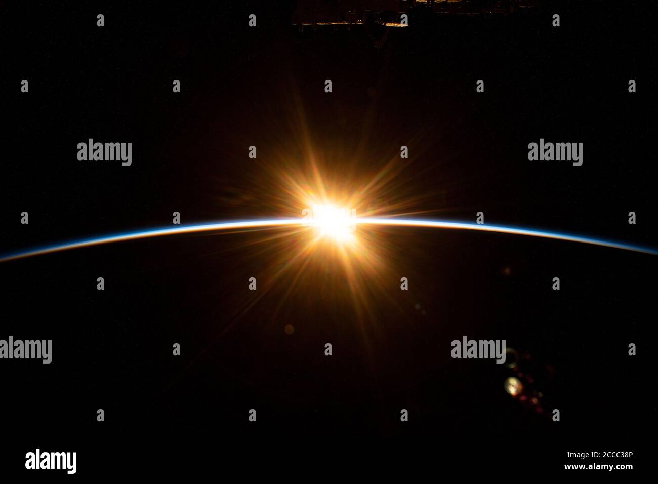 ISS - 24. Juli 2020 - die ersten Sonnenstrahlen Platzen über den Horizont der Erde während eines orbitalen Sonnenaufgang als Die Internationale Raumstation kreiste über Th Stockfoto