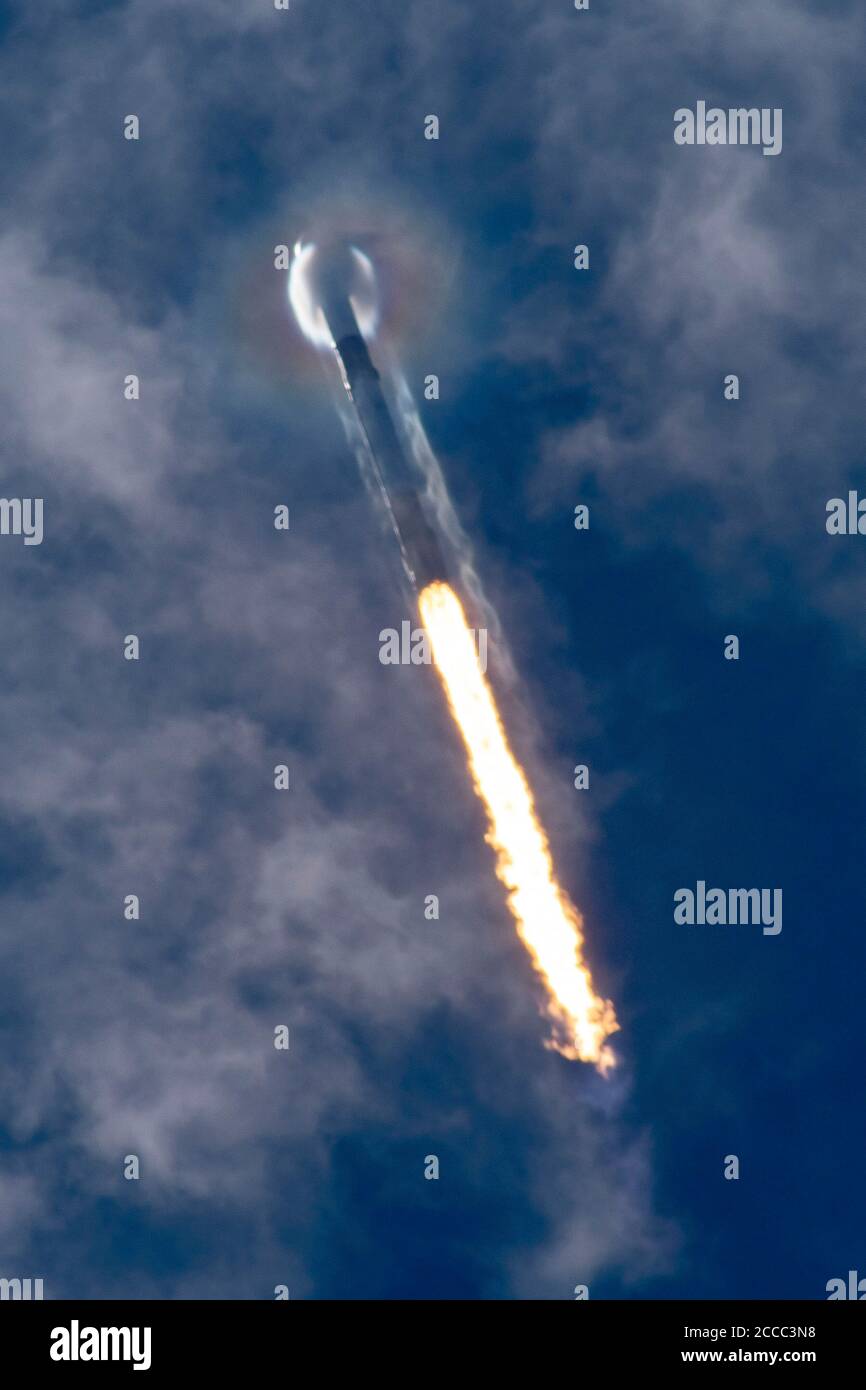 CAPE CANAVERAL, USA - 18. August 2020 - am Dienstag, den 18. August um 10:31 Uhr EDT startete SpaceX seine elfte Starlink-Mission, zu der 58 Starl gehörten Stockfoto