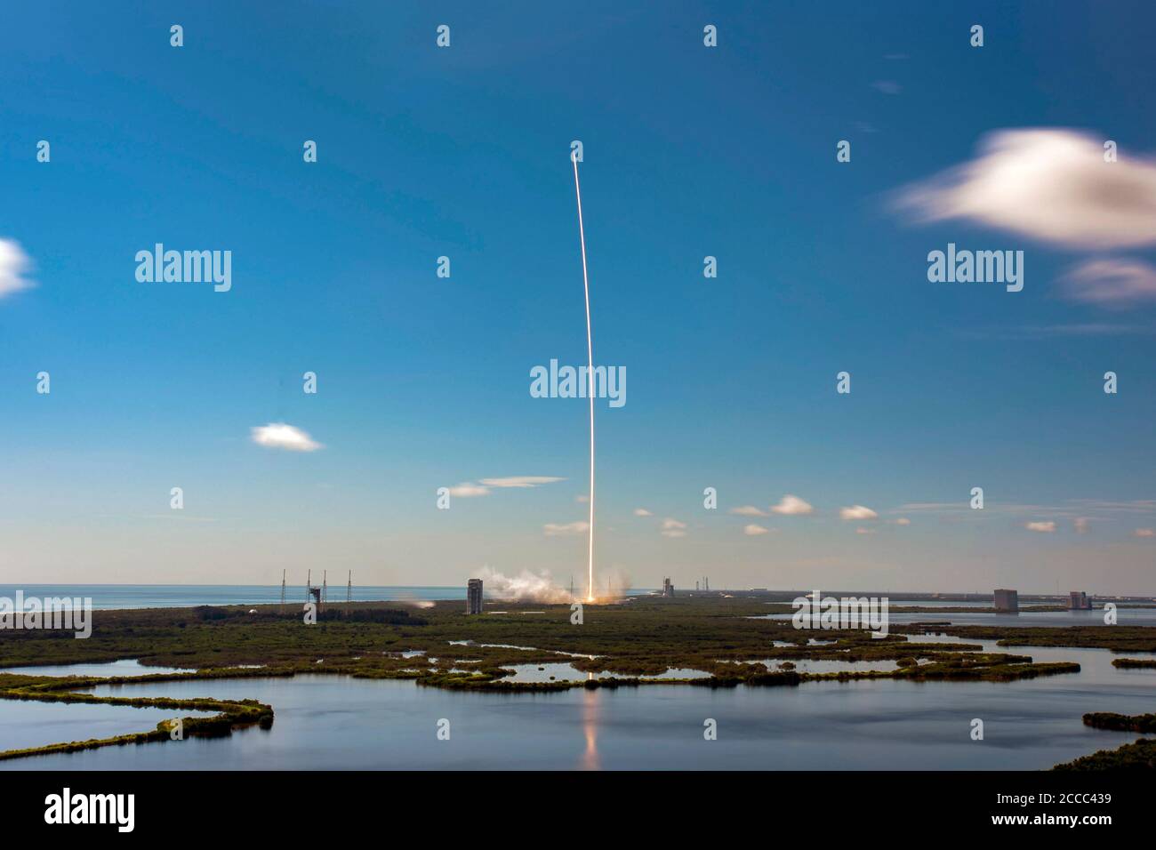 CAPE CANAVERAL, USA - 18. August 2020 - am Dienstag, den 18. August um 10:31 Uhr EDT startete SpaceX seine elfte Starlink-Mission, zu der 58 Starl gehörten Stockfoto