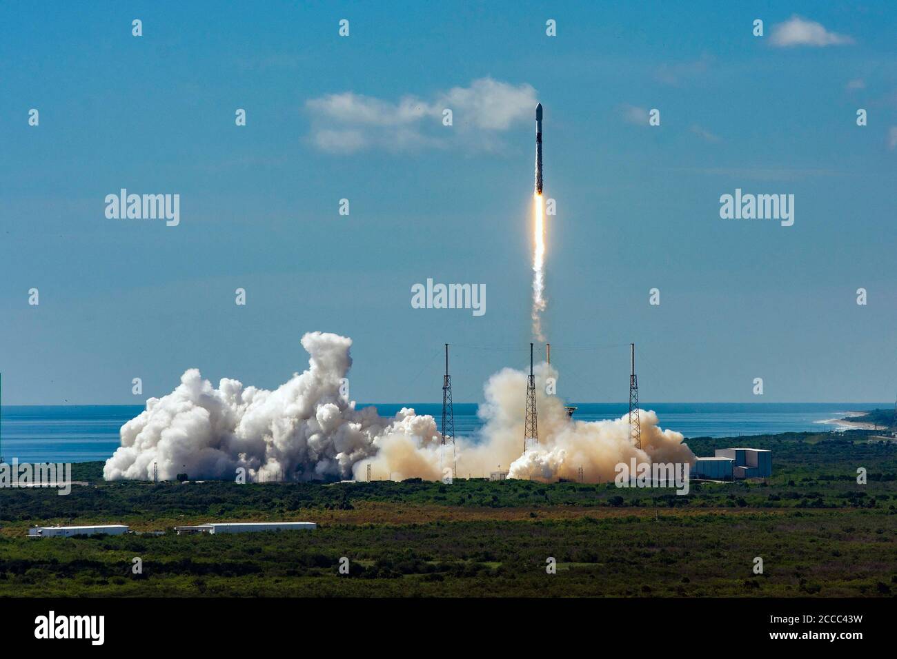 CAPE CANAVERAL, USA - 18. August 2020 - am Dienstag, den 18. August um 10:31 Uhr EDT startete SpaceX seine elfte Starlink-Mission, zu der 58 Starl gehörten Stockfoto
