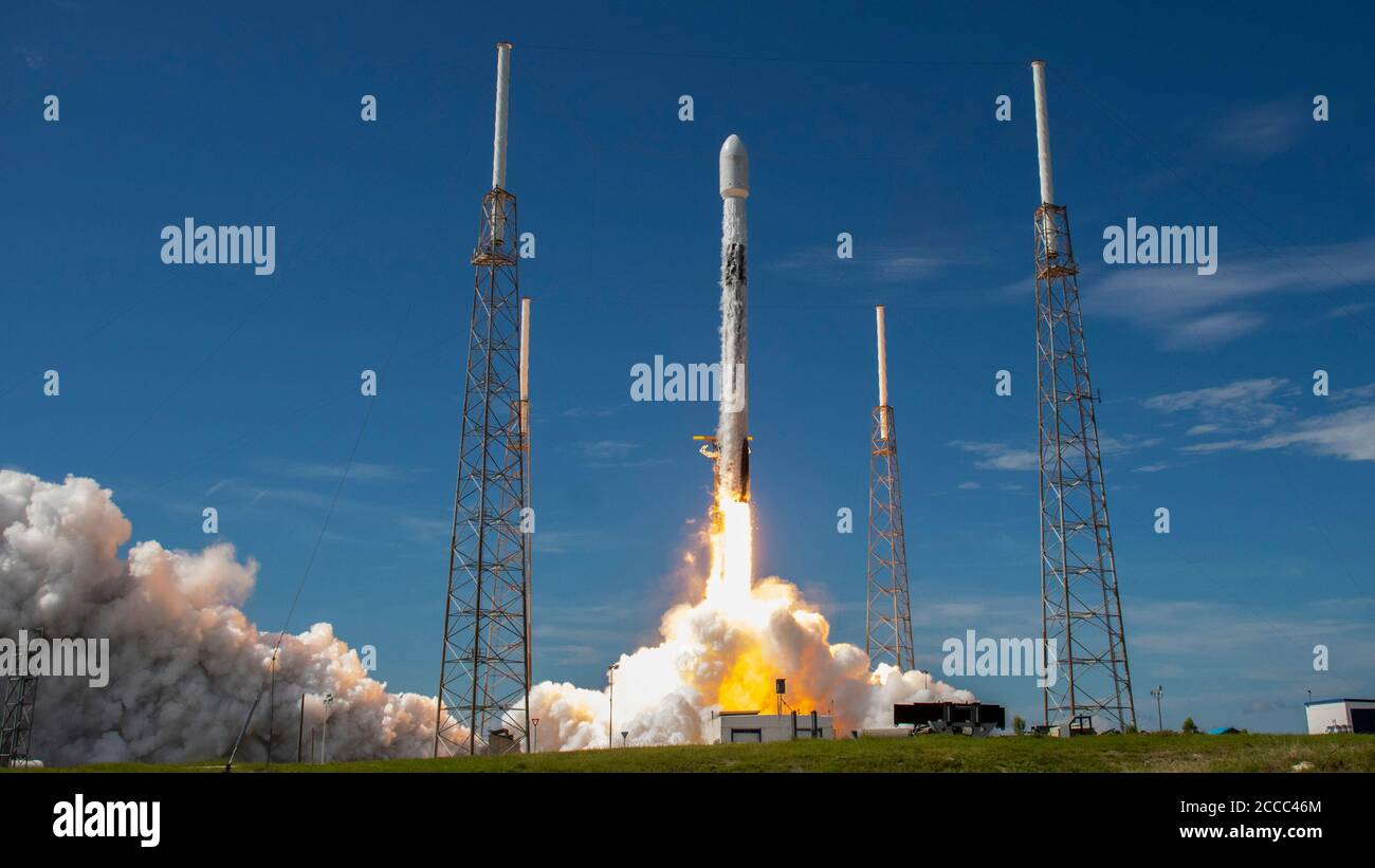 CAPE CANAVERAL, USA - 18. August 2020 - am Dienstag, den 18. August um 10:31 Uhr EDT startete SpaceX seine elfte Starlink-Mission, zu der 58 Starl gehörten Stockfoto