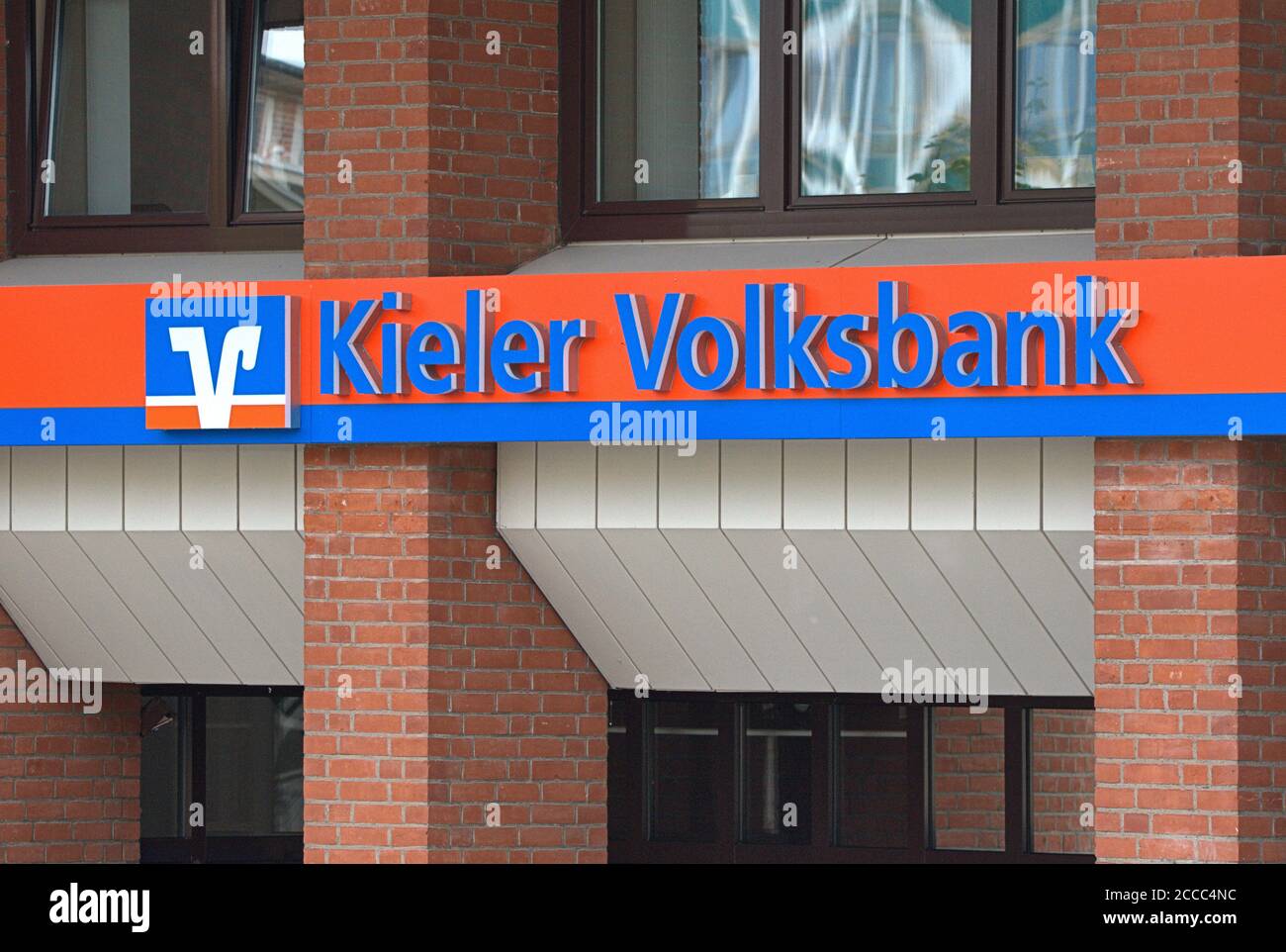 1. August 2020, Kiel, die Außenwerbung der Kieler Volksbank EG am Hauptsitz am Europaplatz 5. --- nur für redaktionelle Zwecke! --- nur für redaktionelle Verwendung! --- weltweit im Einsatz Stockfoto