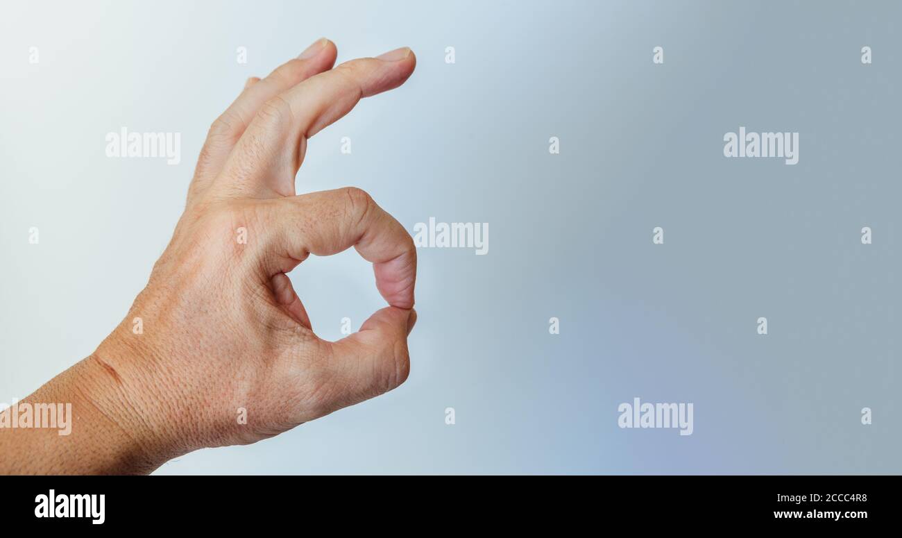 Mann Hand macht okay Zeichen zusammen Daumen und Zeigefinger, isoliert auf hellem Hintergrund. Kopieren Raum Stockfoto