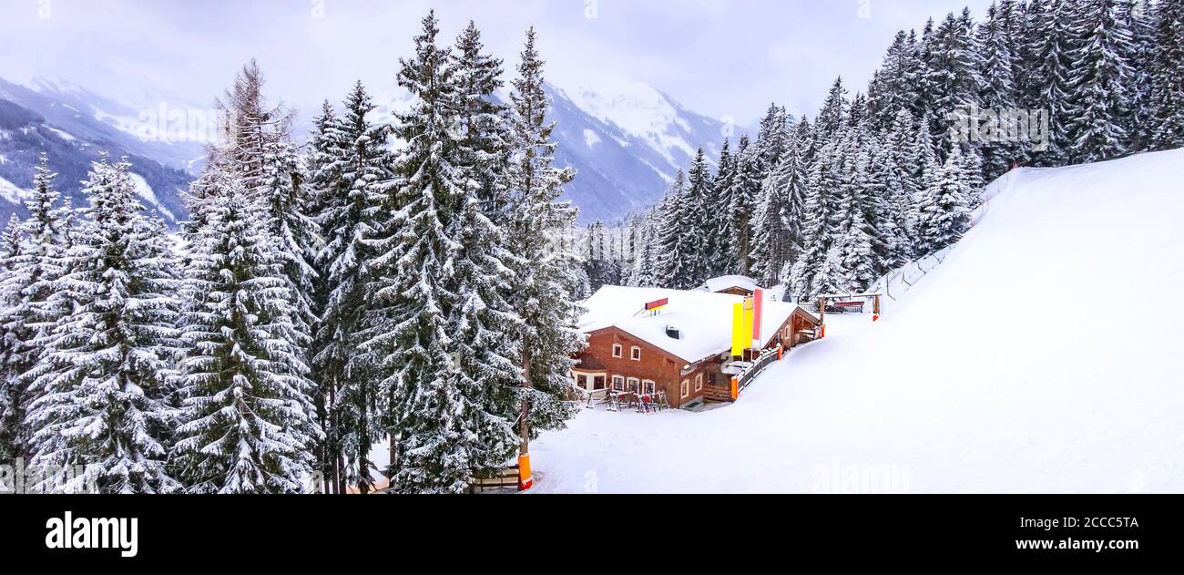 Österreichische Alpen, Skipiste Winter Berg Banner Panorama-Landschaft, Schneewald und Holzhaus Draufsicht Stockfoto