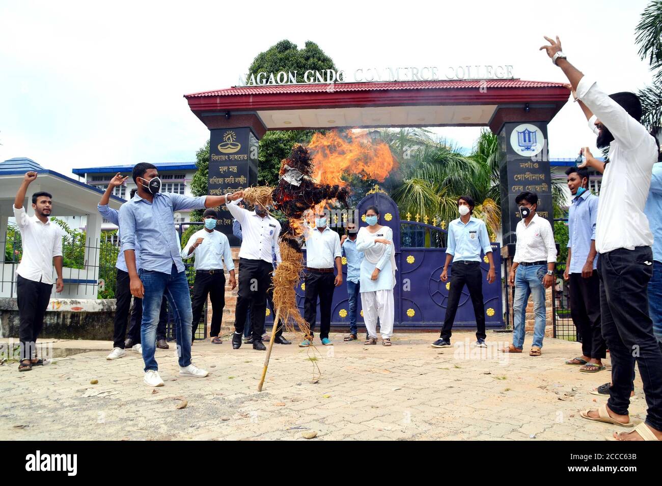 Nagaon, Assam, Indien. August 2020. Studenten verbrennen das Bildnis des prominenten Schauspielers von Assam Jatin Bora, weil er sich wieder in BJP eingefunden hat, der während des CAA-Protests von der Bharatiya Janata Party zurückgetreten ist, vor dem GNDG Commerce College in Nagaon, Assam Credit: DIGANTA TALUKDAR/Alamy Live News Stockfoto