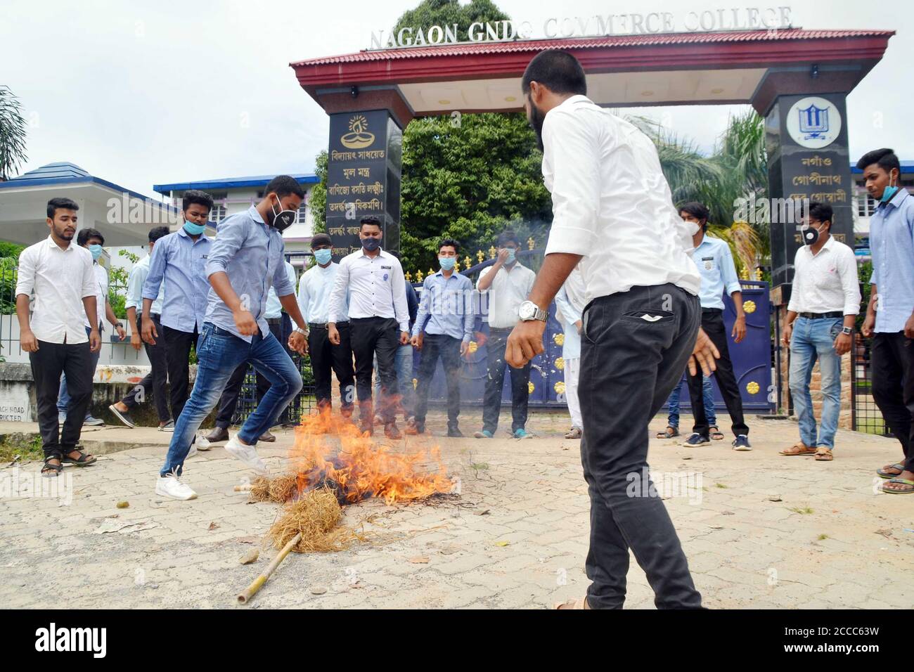 Nagaon, Assam, Indien. August 2020. Studenten verbrennen das Bildnis des prominenten Schauspielers von Assam Jatin Bora, weil er sich wieder in BJP eingefunden hat, der während des CAA-Protests von der Bharatiya Janata Party zurückgetreten ist, vor dem GNDG Commerce College in Nagaon, Assam Credit: DIGANTA TALUKDAR/Alamy Live News Stockfoto