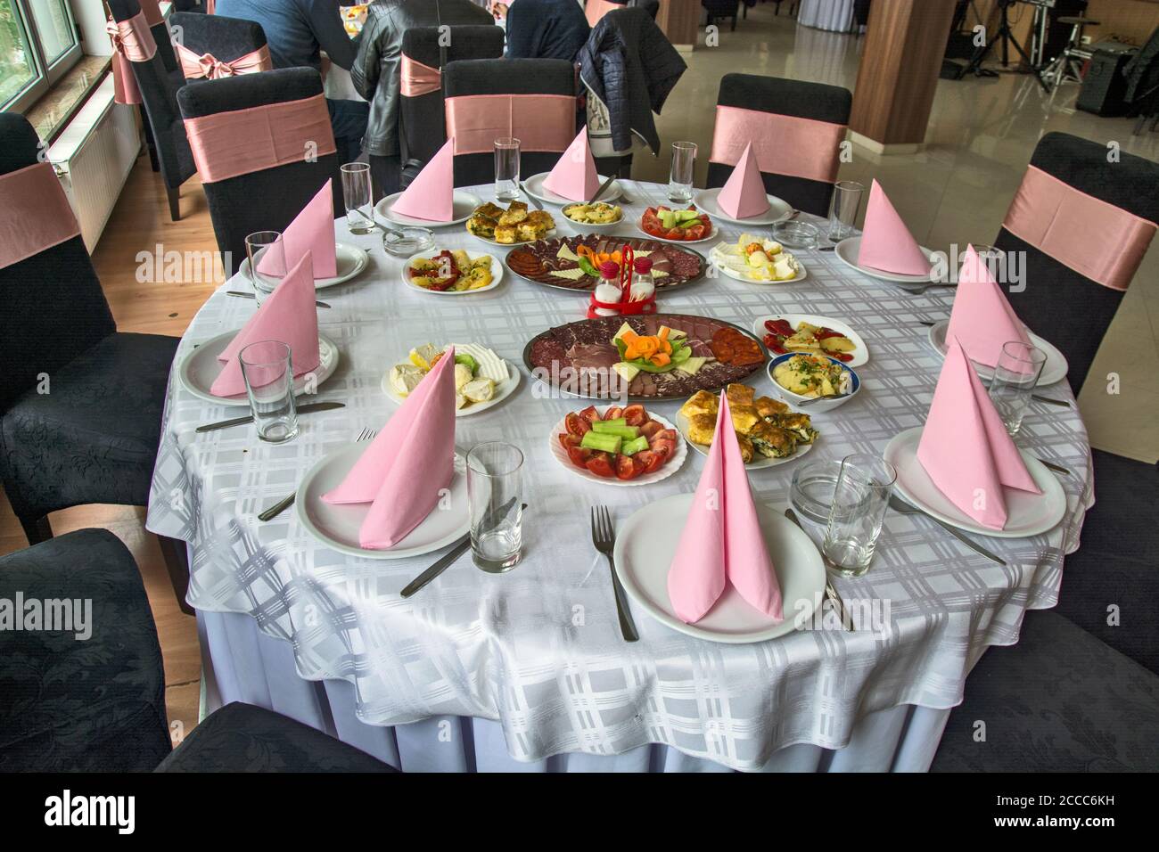 Schön angerichtet verschiedene Wurstwaren auf dem Tisch serviert. Stockfoto