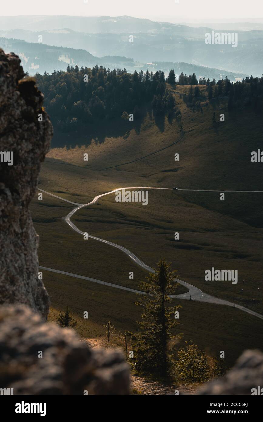 Ein Landschaftsblick von Chasseral in der Schweiz auf der Strasse über das Tal. Stockfoto