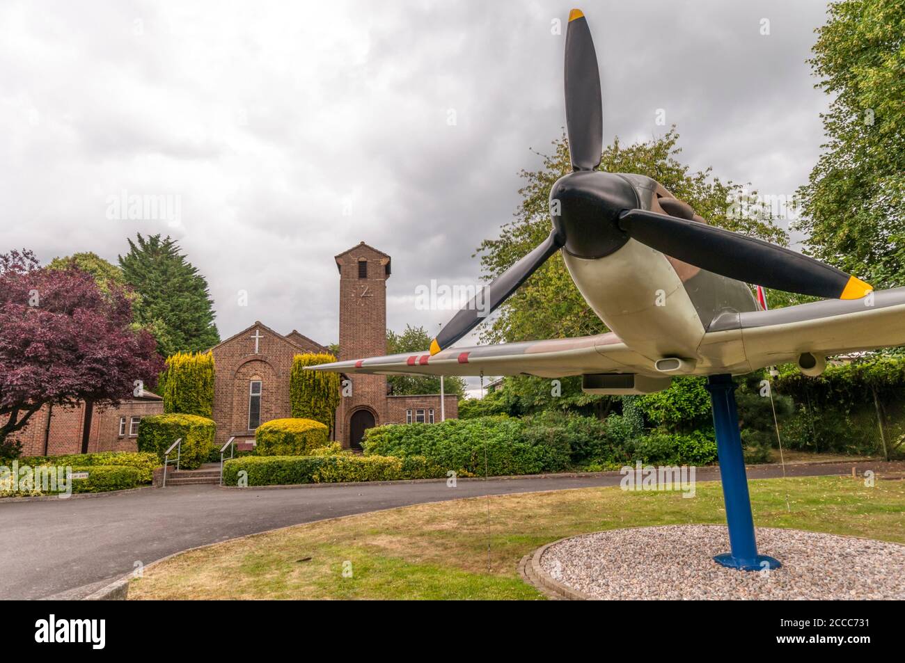 Spitfire K9998 QJ-K-Torwächter vor der St. George's Royal Air Force Chapel of Remembrance auf Biggin Hill. SIEHE DETAILS IN DESC Stockfoto