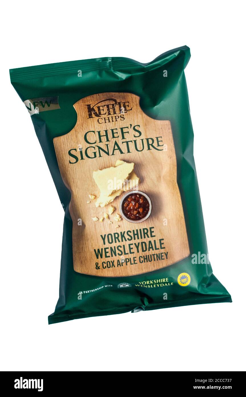 Ein Paket mit Kartoffelchips mit Yorkshire Wensleydale & Cox-Apfel-Chutney-Geschmack. Stockfoto