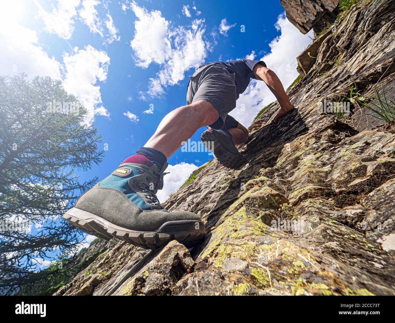 Kletterer an einer Wand in den alpen Stockfoto