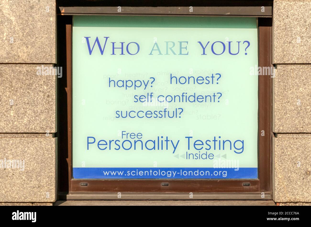 Ein Scientology-Poster bietet kostenlose Persönlichkeitstests. Stockfoto
