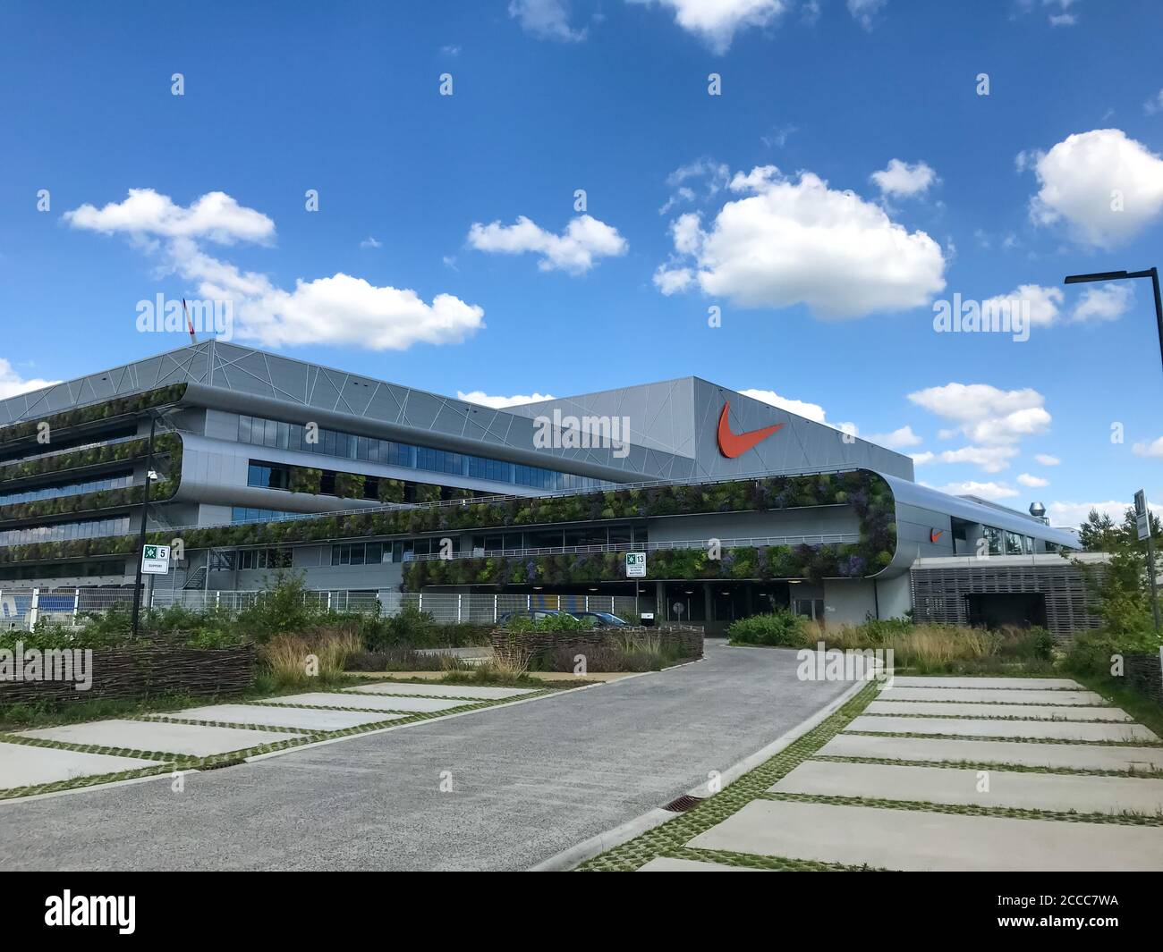 HAM, BELGIEN - Februar 2020: Das neueste EMEA-Vertriebszentrum von Nike,  Court, mit einem großen grünen Äußeren Stockfotografie - Alamy