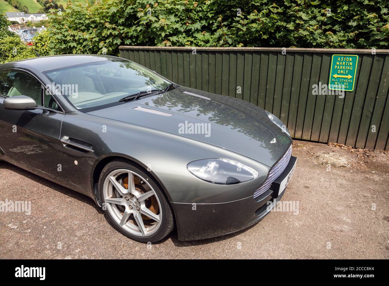 Eigenartiges Parkschild, das von einem Aston Martin Besitzer aufgesetzt wurde In Jersey Stockfoto