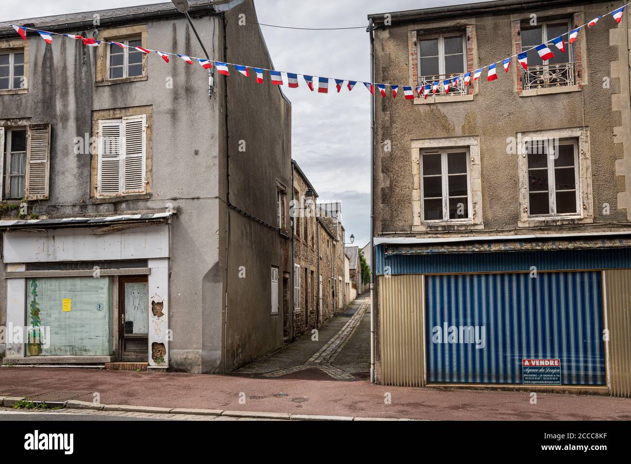 Geschlossene Geschäfte in Saint-Sauveur-le-Vicomte, Manche, Normandie Stockfoto