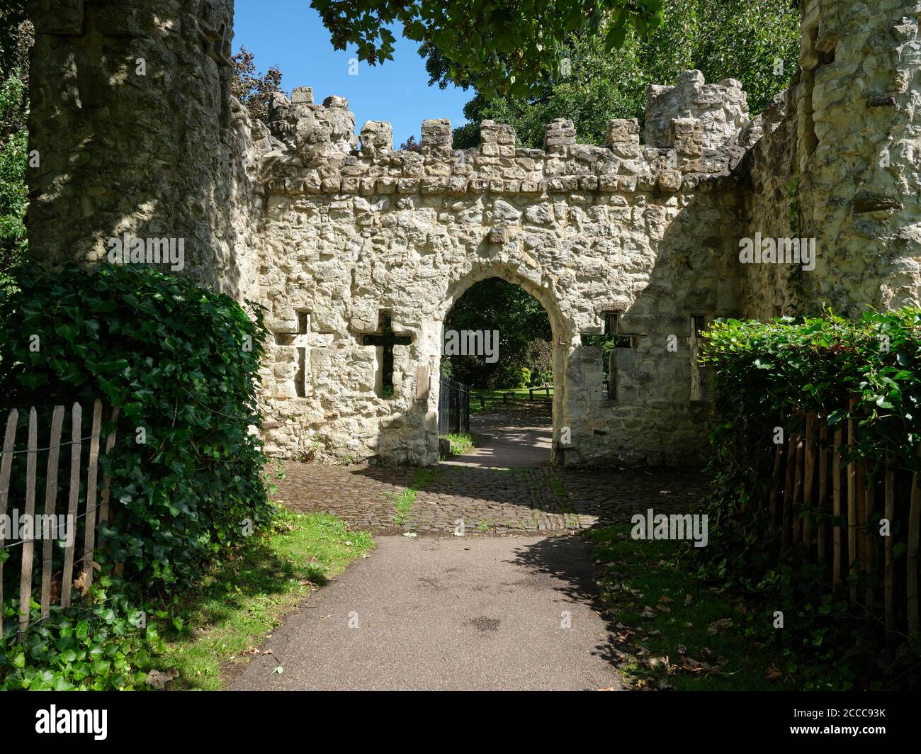 Das mittelalterliche Tor von 1777 im Reigate Castle Gelände in Reigate Surrey England 2020 Stockfoto