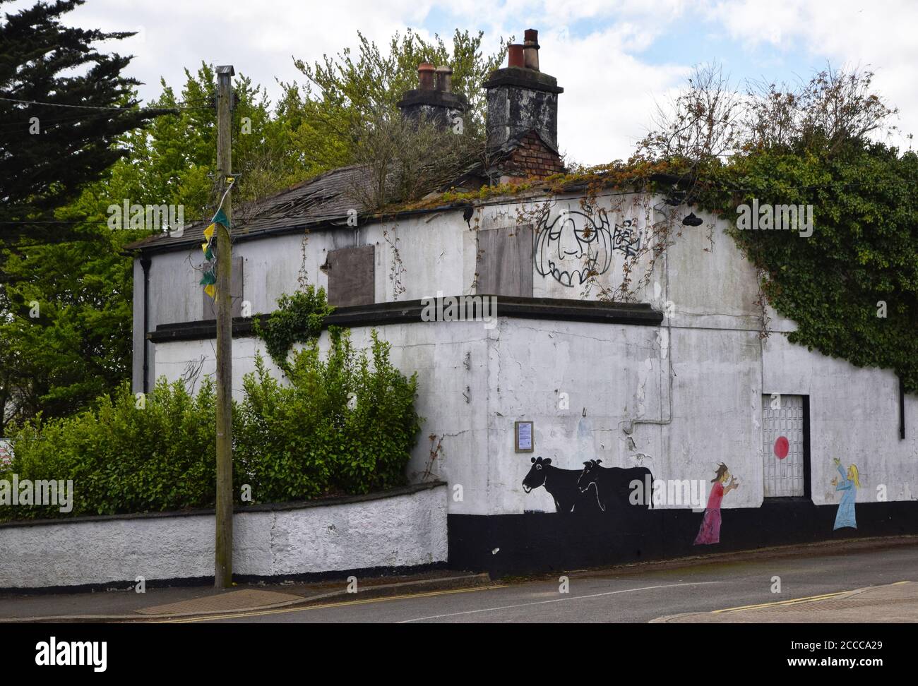 Stilles Gebäude mit Street Art, kilcoole, Grafschaft wicklow, irland Stockfoto