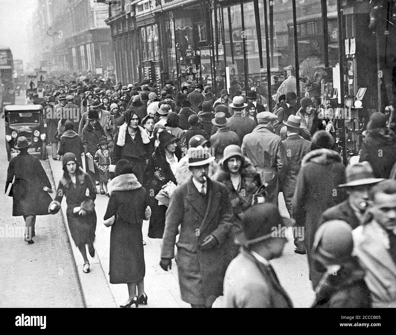 SHOPPER auf der Londoner Oxford Street in den späten 1920er Jahren Stockfoto