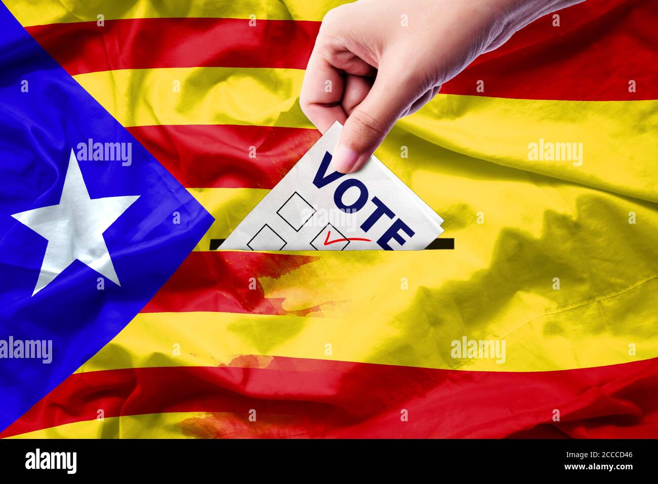 Abstimmung Referendum für Katalonien Unabhängigkeitsausstieg nationale Krise Separatismus Risiko : Nahaufnahme einer Person, die während der Abstimmung bei den Wahlen eine Stimme abgeben Stockfoto