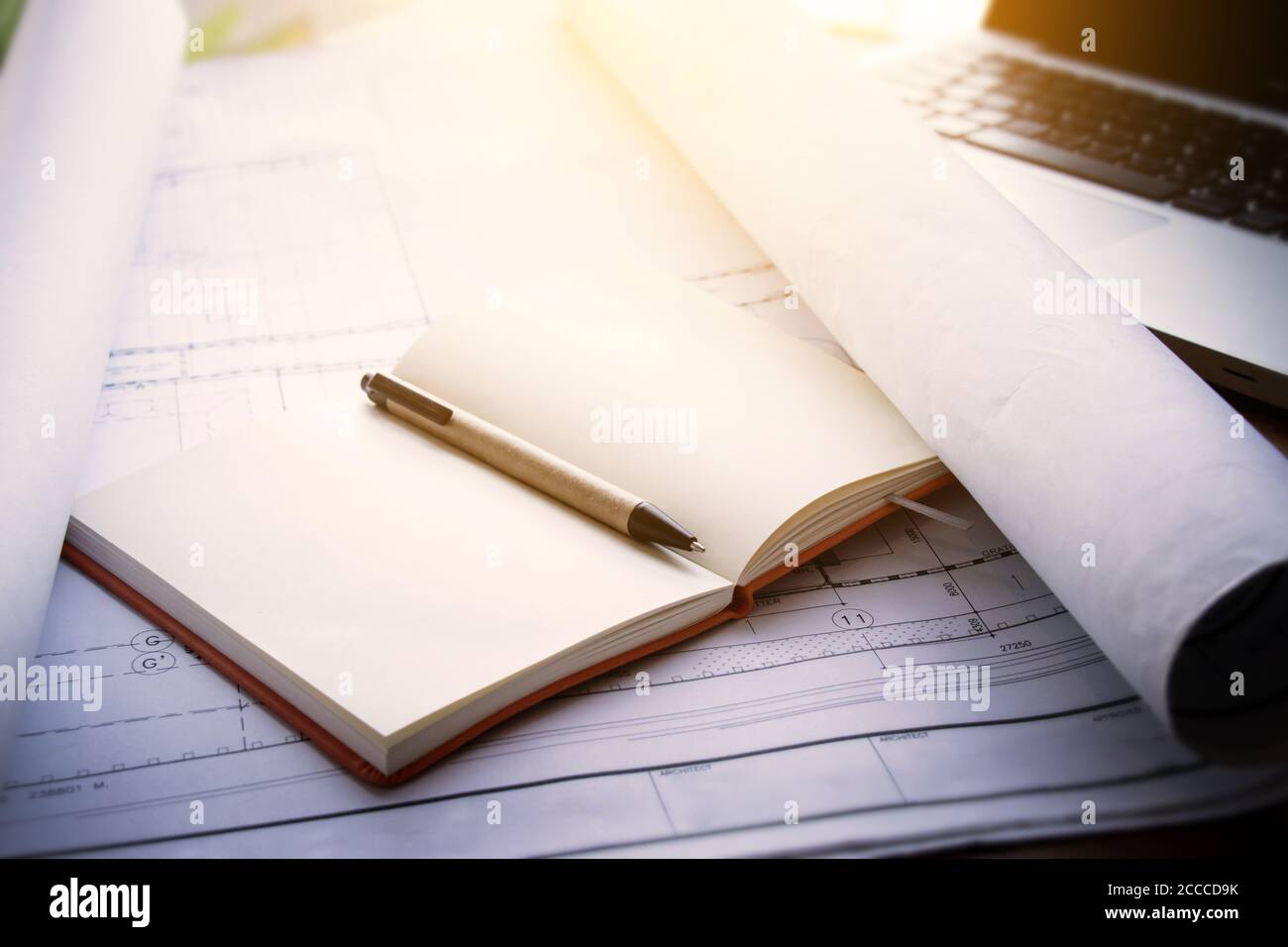 Architect Arbeitsplatz Hintergrund : Notebook auf Blaupausen für Architekturplan mit Laptop auf dem Tisch im Architekten Mann arbeiten Büro Stockfoto