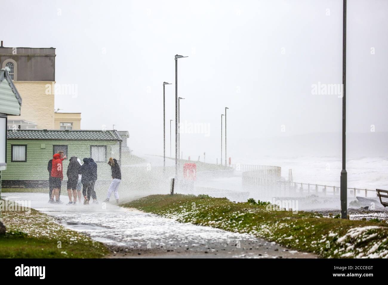 Tywyn, Großbritannien. August 2020. VEREINIGTES KÖNIGREICH. Sturm Ellen bringt Sturmwind und große Wellen in die walisische Küstenstadt Tywn. Kredit: Jon Freeman/Alamy Live Nachrichten Stockfoto