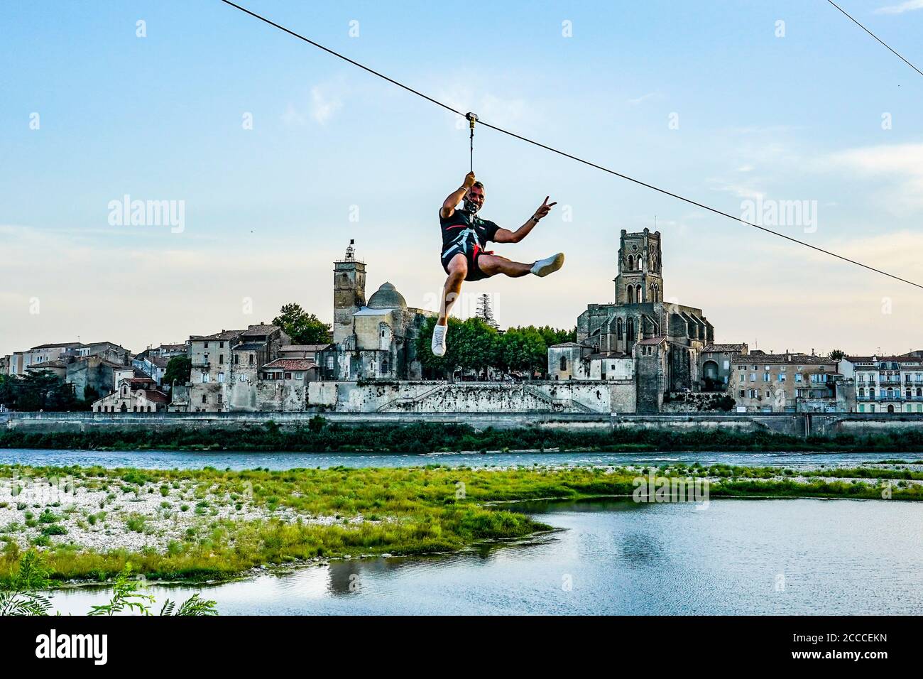 Frankreich. Gard (30) Pont Saint Esprit. Zipline vor dem Saint Saturnin Stockfoto