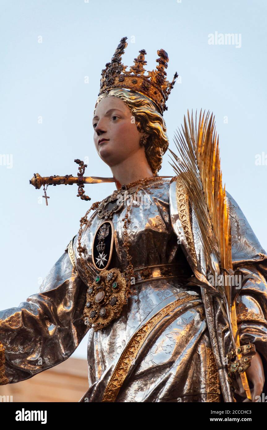 Das Simulacrum der Heiligen Lucia während der Prozession, einem religiösen Fest der katholischen Kirche, das jedes Jahr am 13. Dezember in Syrakus stattfindet Stockfoto