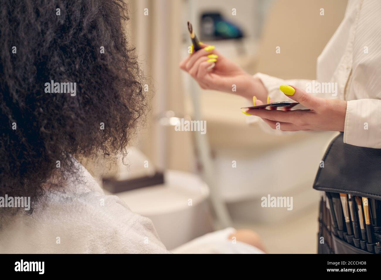 Qualifizierte visagiste Beginn Beauty-Behandlung im Studio Stockfoto