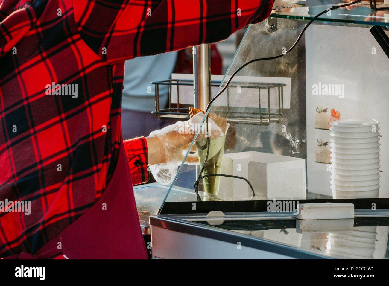 Straßeneisbereiter macht Eis Dessert Sommer Stockfoto