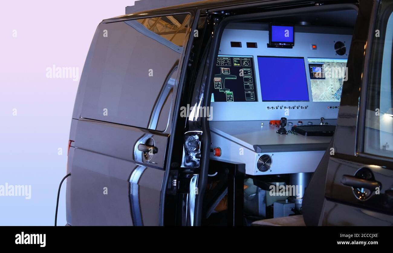 Moderne mobile Leitstelle für unbemannte Luftfahrzeuge aus dem Innen Stockfoto