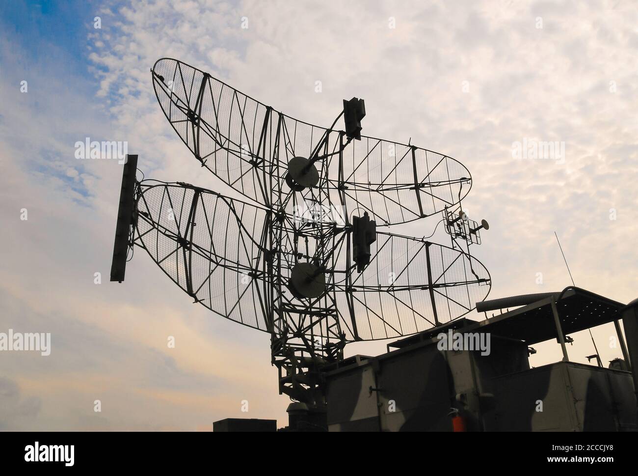 Mobile Radarstation, Silhouette am Himmel, Sonnenuntergang, Russland, russische Armee Stockfoto