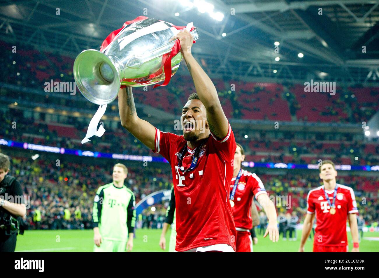 Vorschau auf das Champions-League-Finale 2020 Paris St.Germain-FC Bayern München am 23. August 2020. Archivfoto; Jerome BOATENG (M) Jubel mit Pokal, Fußball Champions League Finale 2013 / Borussia Dortmund (DO) - FC Bayern München (M) 1:2. Saison 2012/13, WEMBLEY Stadium, 25.05.2013. Â Verwendung weltweit Stockfoto