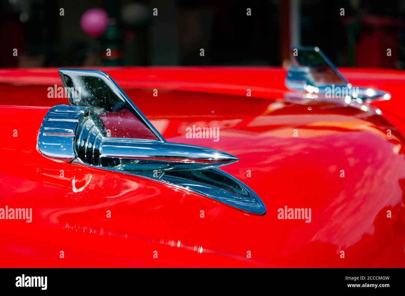 Nahaufnahme des glänzenden Chrommetallpfeilhaubenelements Stockfoto