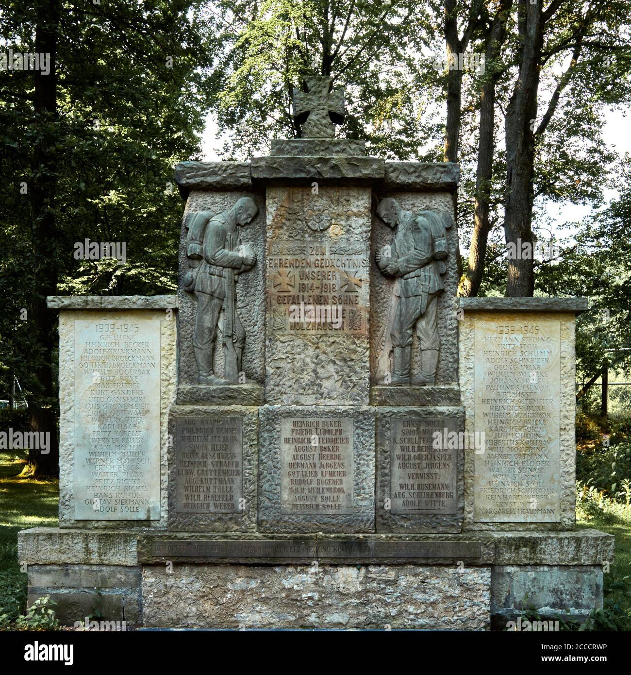 Detmold, Deutschland, 11. August 2020: Denkmal für die Dorfbewohner, die in den beiden Weltkriegen starben Stockfoto