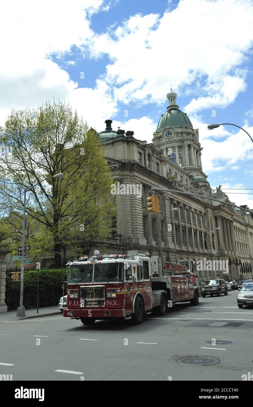 Feuerwehr New York Feuerwehrauto fährt vorbei an der ehemaligen New York City Police Headquarters auf der Center Street, New York, NY, USA Stockfoto