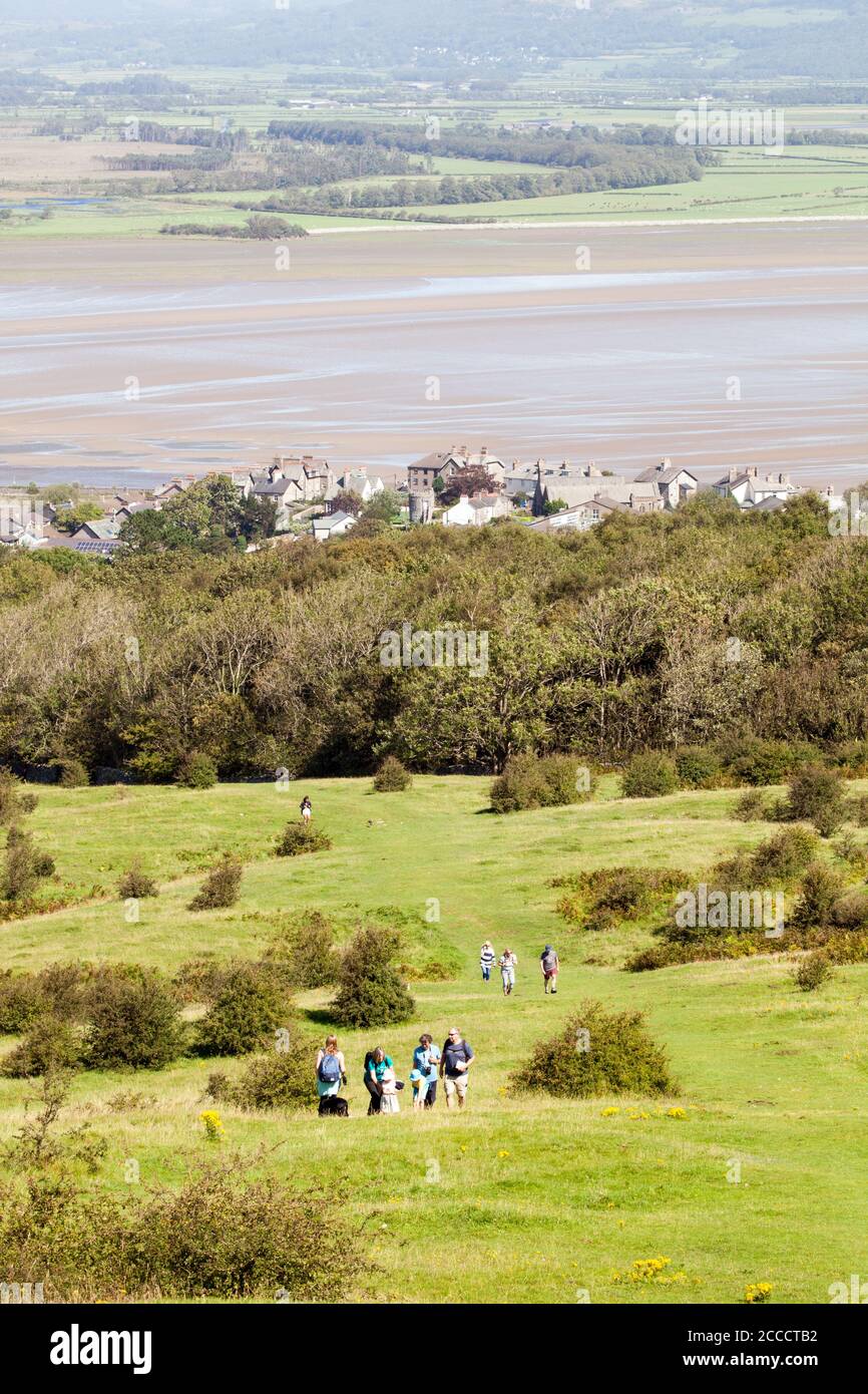 Leute, die von der Hügelwanderung aus wandern und wandern Von Arnside Dorf zum Arnside Knot National Nature Reserve Cumbria England GB Stockfoto